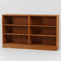 デンマークの名匠Borge MogensenがFDBのためにデザインしたオーク材のブックシェルフは、素朴ながらも洗練された造形と優れた機能性が魅力の北欧ビンテージ家具です。幅122cmのワイドな構成で、可動式の棚板を備えており、本や雑貨の収納に柔軟に対応できます。経年により深みを増したオーク材の風合いが空間に温もりを添え、実用性と美しさを兼ね備えた一台として、リビングや書斎で永くご愛用いただけます。