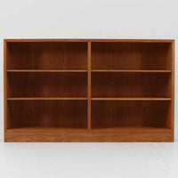 デンマークの名匠Borge MogensenがFDBのためにデザインしたオーク材のブックシェルフは、素朴ながらも洗練された造形と優れた機能性が魅力の北欧ビンテージ家具です。幅122cmのワイドな構成で、可動式の棚板を備えており、本や雑貨の収納に柔軟に対応できます。経年により深みを増したオーク材の風合いが空間に温もりを添え、実用性と美しさを兼ね備えた一台として、リビングや書斎で永くご愛用いただけます。