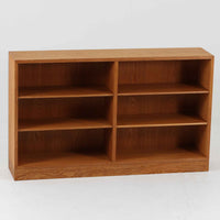 デンマークの名匠Borge MogensenがFDBのためにデザインしたオーク材のブックシェルフは、素朴ながらも洗練された造形と優れた機能性が魅力の北欧ビンテージ家具です。幅122cmのワイドな構成で、可動式の棚板を備えており、本や雑貨の収納に柔軟に対応できます。経年により深みを増したオーク材の風合いが空間に温もりを添え、実用性と美しさを兼ね備えた一台として、リビングや書斎で永くご愛用いただけます。