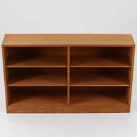 デンマークの名匠Borge MogensenがFDBのためにデザインしたオーク材のブックシェルフは、素朴ながらも洗練された造形と優れた機能性が魅力の北欧ビンテージ家具です。幅122cmのワイドな構成で、可動式の棚板を備えており、本や雑貨の収納に柔軟に対応できます。経年により深みを増したオーク材の風合いが空間に温もりを添え、実用性と美しさを兼ね備えた一台として、リビングや書斎で永くご愛用いただけます。