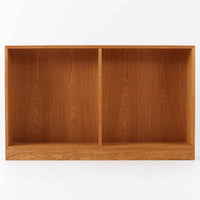 デンマークの名匠Borge MogensenがFDBのためにデザインしたオーク材のブックシェルフは、素朴ながらも洗練された造形と優れた機能性が魅力の北欧ビンテージ家具です。幅122cmのワイドな構成で、可動式の棚板を備えており、本や雑貨の収納に柔軟に対応できます。経年により深みを増したオーク材の風合いが空間に温もりを添え、実用性と美しさを兼ね備えた一台として、リビングや書斎で永くご愛用いただけます。