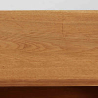 デンマークの名匠Borge MogensenがFDBのためにデザインしたオーク材のブックシェルフは、素朴ながらも洗練された造形と優れた機能性が魅力の北欧ビンテージ家具です。幅122cmのワイドな構成で、可動式の棚板を備えており、本や雑貨の収納に柔軟に対応できます。経年により深みを増したオーク材の風合いが空間に温もりを添え、実用性と美しさを兼ね備えた一台として、リビングや書斎で永くご愛用いただけます。