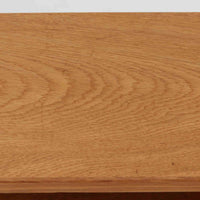 デンマークの名匠Borge MogensenがFDBのためにデザインしたオーク材のブックシェルフは、素朴ながらも洗練された造形と優れた機能性が魅力の北欧ビンテージ家具です。幅122cmのワイドな構成で、可動式の棚板を備えており、本や雑貨の収納に柔軟に対応できます。経年により深みを増したオーク材の風合いが空間に温もりを添え、実用性と美しさを兼ね備えた一台として、リビングや書斎で永くご愛用いただけます。