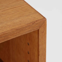 デンマークの名匠Borge MogensenがFDBのためにデザインしたオーク材のブックシェルフは、素朴ながらも洗練された造形と優れた機能性が魅力の北欧ビンテージ家具です。幅122cmのワイドな構成で、可動式の棚板を備えており、本や雑貨の収納に柔軟に対応できます。経年により深みを増したオーク材の風合いが空間に温もりを添え、実用性と美しさを兼ね備えた一台として、リビングや書斎で永くご愛用いただけます。