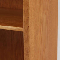 デンマークの名匠Borge MogensenがFDBのためにデザインしたオーク材のブックシェルフは、素朴ながらも洗練された造形と優れた機能性が魅力の北欧ビンテージ家具です。幅122cmのワイドな構成で、可動式の棚板を備えており、本や雑貨の収納に柔軟に対応できます。経年により深みを増したオーク材の風合いが空間に温もりを添え、実用性と美しさを兼ね備えた一台として、リビングや書斎で永くご愛用いただけます。