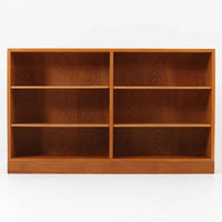 デンマークの名匠Borge MogensenがFDBのためにデザインしたオーク材のブックシェルフは、素朴ながらも洗練された造形と優れた機能性が魅力の北欧ビンテージ家具です。幅122cmのワイドな構成で、可動式の棚板を備えており、本や雑貨の収納に柔軟に対応できます。経年により深みを増したオーク材の風合いが空間に温もりを添え、実用性と美しさを兼ね備えた一台として、リビングや書斎で永くご愛用いただけます。