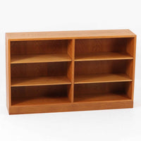 デンマークの名匠Borge MogensenがFDBのためにデザインしたオーク材のブックシェルフは、素朴ながらも洗練された造形と優れた機能性が魅力の北欧ビンテージ家具です。幅122cmのワイドな構成で、可動式の棚板を備えており、本や雑貨の収納に柔軟に対応できます。経年により深みを増したオーク材の風合いが空間に温もりを添え、実用性と美しさを兼ね備えた一台として、リビングや書斎で永くご愛用いただけます。