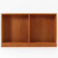 デンマークの名匠Borge MogensenがFDBのためにデザインしたオーク材のブックシェルフは、素朴ながらも洗練された造形と優れた機能性が魅力の北欧ビンテージ家具です。幅122cmのワイドな構成で、可動式の棚板を備えており、本や雑貨の収納に柔軟に対応できます。経年により深みを増したオーク材の風合いが空間に温もりを添え、実用性と美しさを兼ね備えた一台として、リビングや書斎で永くご愛用いただけます。