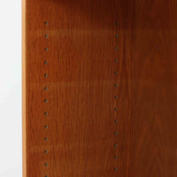 デンマークの名匠Borge MogensenがFDBのためにデザインしたオーク材のブックシェルフは、素朴ながらも洗練された造形と優れた機能性が魅力の北欧ビンテージ家具です。幅122cmのワイドな構成で、可動式の棚板を備えており、本や雑貨の収納に柔軟に対応できます。経年により深みを増したオーク材の風合いが空間に温もりを添え、実用性と美しさを兼ね備えた一台として、リビングや書斎で永くご愛用いただけます。