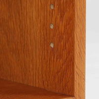 デンマークの名匠Borge MogensenがFDBのためにデザインしたオーク材のブックシェルフは、素朴ながらも洗練された造形と優れた機能性が魅力の北欧ビンテージ家具です。幅122cmのワイドな構成で、可動式の棚板を備えており、本や雑貨の収納に柔軟に対応できます。経年により深みを増したオーク材の風合いが空間に温もりを添え、実用性と美しさを兼ね備えた一台として、リビングや書斎で永くご愛用いただけます。