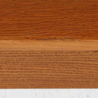 デンマークの名匠Borge MogensenがFDBのためにデザインしたオーク材のブックシェルフは、素朴ながらも洗練された造形と優れた機能性が魅力の北欧ビンテージ家具です。幅122cmのワイドな構成で、可動式の棚板を備えており、本や雑貨の収納に柔軟に対応できます。経年により深みを増したオーク材の風合いが空間に温もりを添え、実用性と美しさを兼ね備えた一台として、リビングや書斎で永くご愛用いただけます。