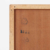 デンマークの名匠Borge MogensenがFDBのためにデザインしたオーク材のブックシェルフは、素朴ながらも洗練された造形と優れた機能性が魅力の北欧ビンテージ家具です。幅122cmのワイドな構成で、可動式の棚板を備えており、本や雑貨の収納に柔軟に対応できます。経年により深みを増したオーク材の風合いが空間に温もりを添え、実用性と美しさを兼ね備えた一台として、リビングや書斎で永くご愛用いただけます。