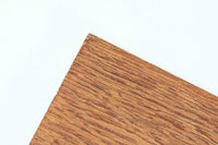 デンマークの名門FDB社より製造された、ボーエ・モーエンセンデザインのヴィンテージブックシェルフ。北欧家具の巨匠であるモーエンセンならではの機能美が際立つ、シンプルかつ実用的なデザインが特徴です。素材には温かみのあるオーク材を使用し、しっかりとした構造と美しい木目が魅力。直線的なフォルムに加え、脚部にはさりげなくデザイン性を加えた補強パーツが施され、安定感と視覚的な軽やかさを両立しています。広々とした収納スペースは書籍や雑貨の収納に最適で、シンプルながらも存在感のあるデザインはリビングや書斎、寝室など幅広い空間に調和します。FDB社のクラフトマンシップが息づく、北欧ヴィンテージの逸品をお楽しみください。脚はビンテージのオリジナル品です。