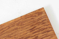 デンマークの名門FDB社より製造された、ボーエ・モーエンセンデザインのヴィンテージブックシェルフ。北欧家具の巨匠であるモーエンセンならではの機能美が際立つ、シンプルかつ実用的なデザインが特徴です。素材には温かみのあるオーク材を使用し、しっかりとした構造と美しい木目が魅力。直線的なフォルムに加え、脚部にはさりげなくデザイン性を加えた補強パーツが施され、安定感と視覚的な軽やかさを両立しています。広々とした収納スペースは書籍や雑貨の収納に最適で、シンプルながらも存在感のあるデザインはリビングや書斎、寝室など幅広い空間に調和します。FDB社のクラフトマンシップが息づく、北欧ヴィンテージの逸品をお楽しみください。脚はビンテージのオリジナル品です。