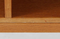 デンマークの名門FDB社より製造された、ボーエ・モーエンセンデザインのヴィンテージブックシェルフ。北欧家具の巨匠であるモーエンセンならではの機能美が際立つ、シンプルかつ実用的なデザインが特徴です。素材には温かみのあるオーク材を使用し、しっかりとした構造と美しい木目が魅力。直線的なフォルムに加え、脚部にはさりげなくデザイン性を加えた補強パーツが施され、安定感と視覚的な軽やかさを両立しています。広々とした収納スペースは書籍や雑貨の収納に最適で、シンプルながらも存在感のあるデザインはリビングや書斎、寝室など幅広い空間に調和します。FDB社のクラフトマンシップが息づく、北欧ヴィンテージの逸品をお楽しみください。脚はビンテージのオリジナル品です。