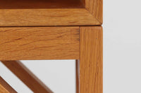 デンマークの名門FDB社より製造された、ボーエ・モーエンセンデザインのヴィンテージブックシェルフ。北欧家具の巨匠であるモーエンセンならではの機能美が際立つ、シンプルかつ実用的なデザインが特徴です。素材には温かみのあるオーク材を使用し、しっかりとした構造と美しい木目が魅力。直線的なフォルムに加え、脚部にはさりげなくデザイン性を加えた補強パーツが施され、安定感と視覚的な軽やかさを両立しています。広々とした収納スペースは書籍や雑貨の収納に最適で、シンプルながらも存在感のあるデザインはリビングや書斎、寝室など幅広い空間に調和します。FDB社のクラフトマンシップが息づく、北欧ヴィンテージの逸品をお楽しみください。脚はビンテージのオリジナル品です。