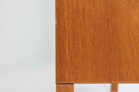 デンマークの名門FDB社より製造された、ボーエ・モーエンセンデザインのヴィンテージブックシェルフ。北欧家具の巨匠であるモーエンセンならではの機能美が際立つ、シンプルかつ実用的なデザインが特徴です。素材には温かみのあるオーク材を使用し、しっかりとした構造と美しい木目が魅力。直線的なフォルムに加え、脚部にはさりげなくデザイン性を加えた補強パーツが施され、安定感と視覚的な軽やかさを両立しています。広々とした収納スペースは書籍や雑貨の収納に最適で、シンプルながらも存在感のあるデザインはリビングや書斎、寝室など幅広い空間に調和します。FDB社のクラフトマンシップが息づく、北欧ヴィンテージの逸品をお楽しみください。脚はビンテージのオリジナル品です。