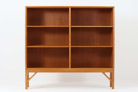 デンマークの名門FDB社より製造された、ボーエ・モーエンセンデザインのヴィンテージブックシェルフ。北欧家具の巨匠であるモーエンセンならではの機能美が際立つ、シンプルかつ実用的なデザインが特徴です。素材には温かみのあるオーク材を使用し、しっかりとした構造と美しい木目が魅力。直線的なフォルムに加え、脚部にはさりげなくデザイン性を加えた補強パーツが施され、安定感と視覚的な軽やかさを両立しています。広々とした収納スペースは書籍や雑貨の収納に最適で、シンプルながらも存在感のあるデザインはリビングや書斎、寝室など幅広い空間に調和します。FDB社のクラフトマンシップが息づく、北欧ヴィンテージの逸品をお楽しみください。脚はビンテージのオリジナル品です。