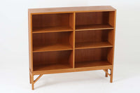 デンマークの名門FDB社より製造された、ボーエ・モーエンセンデザインのヴィンテージブックシェルフ。北欧家具の巨匠であるモーエンセンならではの機能美が際立つ、シンプルかつ実用的なデザインが特徴です。素材には温かみのあるオーク材を使用し、しっかりとした構造と美しい木目が魅力。直線的なフォルムに加え、脚部にはさりげなくデザイン性を加えた補強パーツが施され、安定感と視覚的な軽やかさを両立しています。広々とした収納スペースは書籍や雑貨の収納に最適で、シンプルながらも存在感のあるデザインはリビングや書斎、寝室など幅広い空間に調和します。FDB社のクラフトマンシップが息づく、北欧ヴィンテージの逸品をお楽しみください。脚はビンテージのオリジナル品です。