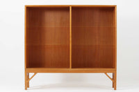 デンマークの名門FDB社より製造された、ボーエ・モーエンセンデザインのヴィンテージブックシェルフ。北欧家具の巨匠であるモーエンセンならではの機能美が際立つ、シンプルかつ実用的なデザインが特徴です。素材には温かみのあるオーク材を使用し、しっかりとした構造と美しい木目が魅力。直線的なフォルムに加え、脚部にはさりげなくデザイン性を加えた補強パーツが施され、安定感と視覚的な軽やかさを両立しています。広々とした収納スペースは書籍や雑貨の収納に最適で、シンプルながらも存在感のあるデザインはリビングや書斎、寝室など幅広い空間に調和します。FDB社のクラフトマンシップが息づく、北欧ヴィンテージの逸品をお楽しみください。脚はビンテージのオリジナル品です。