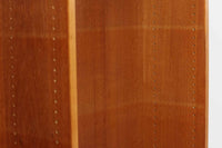 デンマークの名門FDB社より製造された、ボーエ・モーエンセンデザインのヴィンテージブックシェルフ。北欧家具の巨匠であるモーエンセンならではの機能美が際立つ、シンプルかつ実用的なデザインが特徴です。素材には温かみのあるオーク材を使用し、しっかりとした構造と美しい木目が魅力。直線的なフォルムに加え、脚部にはさりげなくデザイン性を加えた補強パーツが施され、安定感と視覚的な軽やかさを両立しています。広々とした収納スペースは書籍や雑貨の収納に最適で、シンプルながらも存在感のあるデザインはリビングや書斎、寝室など幅広い空間に調和します。FDB社のクラフトマンシップが息づく、北欧ヴィンテージの逸品をお楽しみください。脚はビンテージのオリジナル品です。