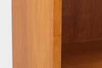 デンマークの名門FDB社より製造された、ボーエ・モーエンセンデザインのヴィンテージブックシェルフ。北欧家具の巨匠であるモーエンセンならではの機能美が際立つ、シンプルかつ実用的なデザインが特徴です。素材には温かみのあるオーク材を使用し、しっかりとした構造と美しい木目が魅力。直線的なフォルムに加え、脚部にはさりげなくデザイン性を加えた補強パーツが施され、安定感と視覚的な軽やかさを両立しています。広々とした収納スペースは書籍や雑貨の収納に最適で、シンプルながらも存在感のあるデザインはリビングや書斎、寝室など幅広い空間に調和します。FDB社のクラフトマンシップが息づく、北欧ヴィンテージの逸品をお楽しみください。脚はビンテージのオリジナル品です。