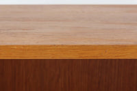 デンマークの名門FDB社より製造された、ボーエ・モーエンセンデザインのヴィンテージブックシェルフ。北欧家具の巨匠であるモーエンセンならではの機能美が際立つ、シンプルかつ実用的なデザインが特徴です。素材には温かみのあるオーク材を使用し、しっかりとした構造と美しい木目が魅力。直線的なフォルムに加え、脚部にはさりげなくデザイン性を加えた補強パーツが施され、安定感と視覚的な軽やかさを両立しています。広々とした収納スペースは書籍や雑貨の収納に最適で、シンプルながらも存在感のあるデザインはリビングや書斎、寝室など幅広い空間に調和します。FDB社のクラフトマンシップが息づく、北欧ヴィンテージの逸品をお楽しみください。脚はビンテージのオリジナル品です。