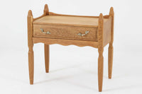 デンマークのデザイナー、Henning Kjaernulfによってデザインされたヴィンテージのサイドチェスト。素材には、木目の美しいオーク材が用いられており、しっかりとした存在感と温かみを感じさせます。脚部や幕板には柔らかな曲線が施され、ケアヌルフらしい彫刻的なフォルムが印象的。天板の縁や引き出しの装飾的なハンドルにもクラフトマンシップが光ります。引き出し1杯のシンプルな構造ながら、細部にこだわった造形が空間に個性を添える一台。ベッドサイドはもちろん、玄関先やリビングにもおすすめのアイテムです。