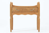 デンマークのデザイナー、Henning Kjaernulfによってデザインされたヴィンテージのサイドチェスト。素材には、木目の美しいオーク材が用いられており、しっかりとした存在感と温かみを感じさせます。脚部や幕板には柔らかな曲線が施され、ケアヌルフらしい彫刻的なフォルムが印象的。天板の縁や引き出しの装飾的なハンドルにもクラフトマンシップが光ります。引き出し1杯のシンプルな構造ながら、細部にこだわった造形が空間に個性を添える一台。ベッドサイドはもちろん、玄関先やリビングにもおすすめのアイテムです。