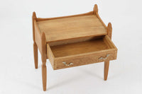 デンマークのデザイナー、Henning Kjaernulfによってデザインされたヴィンテージのサイドチェスト。素材には、木目の美しいオーク材が用いられており、しっかりとした存在感と温かみを感じさせます。脚部や幕板には柔らかな曲線が施され、ケアヌルフらしい彫刻的なフォルムが印象的。天板の縁や引き出しの装飾的なハンドルにもクラフトマンシップが光ります。引き出し1杯のシンプルな構造ながら、細部にこだわった造形が空間に個性を添える一台。ベッドサイドはもちろん、玄関先やリビングにもおすすめのアイテムです。