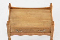 デンマークのデザイナー、Henning Kjaernulfによってデザインされたヴィンテージのサイドチェスト。素材には、木目の美しいオーク材が用いられており、しっかりとした存在感と温かみを感じさせます。脚部や幕板には柔らかな曲線が施され、ケアヌルフらしい彫刻的なフォルムが印象的。天板の縁や引き出しの装飾的なハンドルにもクラフトマンシップが光ります。引き出し1杯のシンプルな構造ながら、細部にこだわった造形が空間に個性を添える一台。ベッドサイドはもちろん、玄関先やリビングにもおすすめのアイテムです。