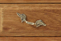 デンマークのデザイナー、Henning Kjaernulfによってデザインされたヴィンテージのサイドチェスト。素材には、木目の美しいオーク材が用いられており、しっかりとした存在感と温かみを感じさせます。脚部や幕板には柔らかな曲線が施され、ケアヌルフらしい彫刻的なフォルムが印象的。天板の縁や引き出しの装飾的なハンドルにもクラフトマンシップが光ります。引き出し1杯のシンプルな構造ながら、細部にこだわった造形が空間に個性を添える一台。ベッドサイドはもちろん、玄関先やリビングにもおすすめのアイテムです。