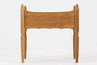 デンマークのデザイナー、Henning Kjaernulfによってデザインされたヴィンテージのサイドチェスト。素材には、木目の美しいオーク材が用いられており、しっかりとした存在感と温かみを感じさせます。脚部や幕板には柔らかな曲線が施され、ケアヌルフらしい彫刻的なフォルムが印象的。天板の縁や引き出しの装飾的なハンドルにもクラフトマンシップが光ります。引き出し1杯のシンプルな構造ながら、細部にこだわった造形が空間に個性を添える一台。ベッドサイドはもちろん、玄関先やリビングにもおすすめのアイテムです。