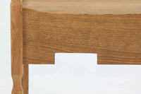 デンマークのデザイナー、Henning Kjaernulfによってデザインされたヴィンテージのサイドチェスト。素材には、木目の美しいオーク材が用いられており、しっかりとした存在感と温かみを感じさせます。脚部や幕板には柔らかな曲線が施され、ケアヌルフらしい彫刻的なフォルムが印象的。天板の縁や引き出しの装飾的なハンドルにもクラフトマンシップが光ります。引き出し1杯のシンプルな構造ながら、細部にこだわった造形が空間に個性を添える一台。ベッドサイドはもちろん、玄関先やリビングにもおすすめのアイテムです。※背面が前オーナーにより一部カットされているため、価格に反映しております。