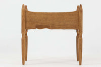 デンマークのデザイナー、Henning Kjaernulfによってデザインされたヴィンテージのサイドチェスト。素材には、木目の美しいオーク材が用いられており、しっかりとした存在感と温かみを感じさせます。脚部や幕板には柔らかな曲線が施され、ケアヌルフらしい彫刻的なフォルムが印象的。天板の縁や引き出しの装飾的なハンドルにもクラフトマンシップが光ります。引き出し1杯のシンプルな構造ながら、細部にこだわった造形が空間に個性を添える一台。ベッドサイドはもちろん、玄関先やリビングにもおすすめのアイテムです。※背面が前オーナーにより一部カットされているため、価格に反映しております。