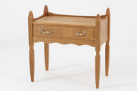 デンマークのデザイナー、Henning Kjaernulfによってデザインされたヴィンテージのサイドチェスト。素材には、木目の美しいオーク材が用いられており、しっかりとした存在感と温かみを感じさせます。脚部や幕板には柔らかな曲線が施され、ケアヌルフらしい彫刻的なフォルムが印象的。天板の縁や引き出しの装飾的なハンドルにもクラフトマンシップが光ります。引き出し1杯のシンプルな構造ながら、細部にこだわった造形が空間に個性を添える一台。ベッドサイドはもちろん、玄関先やリビングにもおすすめのアイテムです。※背面が前オーナーにより一部カットされているため、価格に反映しております。