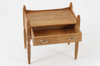 デンマークのデザイナー、Henning Kjaernulfによってデザインされたヴィンテージのサイドチェスト。素材には、木目の美しいオーク材が用いられており、しっかりとした存在感と温かみを感じさせます。脚部や幕板には柔らかな曲線が施され、ケアヌルフらしい彫刻的なフォルムが印象的。天板の縁や引き出しの装飾的なハンドルにもクラフトマンシップが光ります。引き出し1杯のシンプルな構造ながら、細部にこだわった造形が空間に個性を添える一台。ベッドサイドはもちろん、玄関先やリビングにもおすすめのアイテムです。※背面が前オーナーにより一部カットされているため、価格に反映しております。