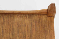 デンマークのデザイナー、Henning Kjaernulfによってデザインされたヴィンテージのサイドチェスト。素材には、木目の美しいオーク材が用いられており、しっかりとした存在感と温かみを感じさせます。脚部や幕板には柔らかな曲線が施され、ケアヌルフらしい彫刻的なフォルムが印象的。天板の縁や引き出しの装飾的なハンドルにもクラフトマンシップが光ります。引き出し1杯のシンプルな構造ながら、細部にこだわった造形が空間に個性を添える一台。ベッドサイドはもちろん、玄関先やリビングにもおすすめのアイテムです。※背面が前オーナーにより一部カットされているため、価格に反映しております。