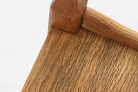 デンマークのデザイナー、Henning Kjaernulfによってデザインされたヴィンテージのサイドチェスト。素材には、木目の美しいオーク材が用いられており、しっかりとした存在感と温かみを感じさせます。脚部や幕板には柔らかな曲線が施され、ケアヌルフらしい彫刻的なフォルムが印象的。天板の縁や引き出しの装飾的なハンドルにもクラフトマンシップが光ります。引き出し1杯のシンプルな構造ながら、細部にこだわった造形が空間に個性を添える一台。ベッドサイドはもちろん、玄関先やリビングにもおすすめのアイテムです。※背面が前オーナーにより一部カットされているため、価格に反映しております。