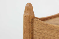 デンマークのデザイナー、Henning Kjaernulfによってデザインされたヴィンテージのサイドチェスト。素材には、木目の美しいオーク材が用いられており、しっかりとした存在感と温かみを感じさせます。脚部や幕板には柔らかな曲線が施され、ケアヌルフらしい彫刻的なフォルムが印象的。天板の縁や引き出しの装飾的なハンドルにもクラフトマンシップが光ります。引き出し1杯のシンプルな構造ながら、細部にこだわった造形が空間に個性を添える一台。ベッドサイドはもちろん、玄関先やリビングにもおすすめのアイテムです。※背面が前オーナーにより一部カットされているため、価格に反映しております。