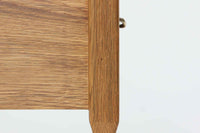 デンマークのデザイナー、Henning Kjaernulfによってデザインされたヴィンテージのサイドチェスト。素材には、木目の美しいオーク材が用いられており、しっかりとした存在感と温かみを感じさせます。脚部や幕板には柔らかな曲線が施され、ケアヌルフらしい彫刻的なフォルムが印象的。天板の縁や引き出しの装飾的なハンドルにもクラフトマンシップが光ります。引き出し1杯のシンプルな構造ながら、細部にこだわった造形が空間に個性を添える一台。ベッドサイドはもちろん、玄関先やリビングにもおすすめのアイテムです。※背面が前オーナーにより一部カットされているため、価格に反映しております。