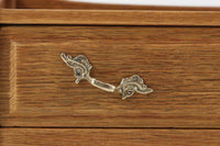 デンマークのデザイナー、Henning Kjaernulfによってデザインされたヴィンテージのサイドチェスト。素材には、木目の美しいオーク材が用いられており、しっかりとした存在感と温かみを感じさせます。脚部や幕板には柔らかな曲線が施され、ケアヌルフらしい彫刻的なフォルムが印象的。天板の縁や引き出しの装飾的なハンドルにもクラフトマンシップが光ります。引き出し1杯のシンプルな構造ながら、細部にこだわった造形が空間に個性を添える一台。ベッドサイドはもちろん、玄関先やリビングにもおすすめのアイテムです。※背面が前オーナーにより一部カットされているため、価格に反映しております。