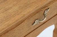 デンマークのデザイナー、Henning Kjaernulfによってデザインされたヴィンテージのサイドチェスト。素材には、木目の美しいオーク材が用いられており、しっかりとした存在感と温かみを感じさせます。脚部や幕板には柔らかな曲線が施され、ケアヌルフらしい彫刻的なフォルムが印象的。天板の縁や引き出しの装飾的なハンドルにもクラフトマンシップが光ります。引き出し1杯のシンプルな構造ながら、細部にこだわった造形が空間に個性を添える一台。ベッドサイドはもちろん、玄関先やリビングにもおすすめのアイテムです。※背面が前オーナーにより一部カットされているため、価格に反映しております。