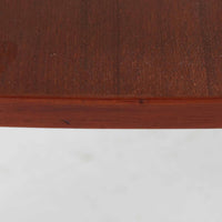 チーク材を用いたこちらの2段チェストは、緩やかにカーブした天板と舟形の引き手が特徴的な北欧ビンテージ家具です。幅64cmとコンパクトながらも引き出し2杯と下部の棚板を備え、収納力とディスプレイ性を兼ね備えています。テーパー脚が軽やかな印象を与え、ベッドサイドやリビングのサイドテーブルとしても活躍。年月を経た木肌の温かみが、空間に落ち着きと味わい深い存在感をもたらす一品です。