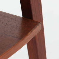 チーク材を用いたこちらの2段チェストは、緩やかにカーブした天板と舟形の引き手が特徴的な北欧ビンテージ家具です。幅64cmとコンパクトながらも引き出し2杯と下部の棚板を備え、収納力とディスプレイ性を兼ね備えています。テーパー脚が軽やかな印象を与え、ベッドサイドやリビングのサイドテーブルとしても活躍。年月を経た木肌の温かみが、空間に落ち着きと味わい深い存在感をもたらす一品です。