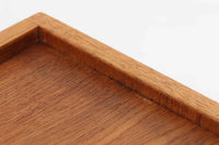 デンマークを代表する家具デザイナー、Hans J. Wegner(ハンス・J・ウェグナー)によってデザインされた、Ry mobler社製のビンテージサイドテーブルです。素材にはあたたかみのあるオーク材が使用されており、北欧らしいシンプルで機能的な美しさが感じられます。天板には縁に立ち上がりが設けられており、小物が転がり落ちにくい実用的な仕様。引き出しとオープンスペースが組み合わされたデザインで、ベッドサイドやソファ横、玄関周りなど様々なシーンで活躍します。無駄のないフォルムと丸脚の柔らかな佇まいが魅力で、ウェグナーデザインならではの美しいバランスが光る一台です。背板には、同モデルとしては珍しくオーク材ではなくmDFと思われる素材が使用されています。また、天板には目立つ傷がございますため、その点を考慮した価格設定とさせていただいております。