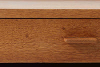 デンマークを代表する家具デザイナー、Hans J. Wegner(ハンス・J・ウェグナー)によってデザインされた、Ry mobler社製のビンテージサイドテーブルです。素材にはあたたかみのあるオーク材が使用されており、北欧らしいシンプルで機能的な美しさが感じられます。天板には縁に立ち上がりが設けられており、小物が転がり落ちにくい実用的な仕様。引き出しとオープンスペースが組み合わされたデザインで、ベッドサイドやソファ横、玄関周りなど様々なシーンで活躍します。無駄のないフォルムと丸脚の柔らかな佇まいが魅力で、ウェグナーデザインならではの美しいバランスが光る一台です。背板には、同モデルとしては珍しくオーク材ではなくmDFと思われる素材が使用されています。また、天板には目立つ傷がございますため、その点を考慮した価格設定とさせていただいております。