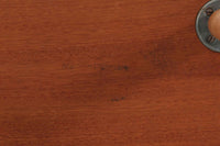 デンマークを代表する家具デザイナー、Hans J. Wegner(ハンス・J・ウェグナー)によってデザインされた、Ry mobler社製のビンテージサイドテーブルです。素材にはあたたかみのあるオーク材が使用されており、北欧らしいシンプルで機能的な美しさが感じられます。天板には縁に立ち上がりが設けられており、小物が転がり落ちにくい実用的な仕様。引き出しとオープンスペースが組み合わされたデザインで、ベッドサイドやソファ横、玄関周りなど様々なシーンで活躍します。無駄のないフォルムと丸脚の柔らかな佇まいが魅力で、ウェグナーデザインならではの美しいバランスが光る一台です。背板には、同モデルとしては珍しくオーク材ではなくmDFと思われる素材が使用されています。また、天板には目立つ傷がございますため、その点を考慮した価格設定とさせていただいております。