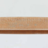 デンマークを代表するデザイナー、Borge MogensenによってFDBのためにデザインされたJ39チェアは、オーク材の丸脚と座面に丁寧に編み込まれたペーパーコードが特徴の、素朴ながらも完成度の高い北欧ビンテージチェアです。農村のキッチンチェアをルーツに持つそのデザインは、無駄を省いた潔い構造と機能美が融合し、空間に凛とした佇まいをもたらします。ダイニングはもちろん、ワークチェアやアクセントチェアとしても重宝する一脚です。