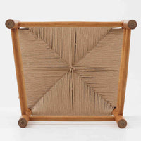 デンマークを代表するデザイナー、Borge MogensenによってFDBのためにデザインされたJ39チェアは、オーク材の丸脚と座面に丁寧に編み込まれたペーパーコードが特徴の、素朴ながらも完成度の高い北欧ビンテージチェアです。農村のキッチンチェアをルーツに持つそのデザインは、無駄を省いた潔い構造と機能美が融合し、空間に凛とした佇まいをもたらします。ダイニングはもちろん、ワークチェアやアクセントチェアとしても重宝する一脚です。